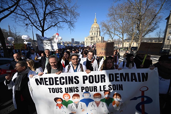 Une manifestation des médecins du secteur privé, à Paris, le 14 février 2023. (Photo EMMANUEL DUNAND/AFP via Getty Images)