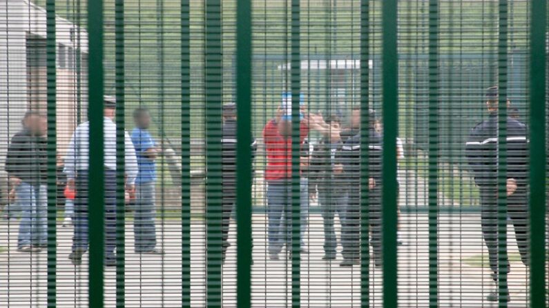 Photo prise à travers les grilles de la cour du centre de rétention administrative du Mesnil-Amelot, près de Roissy le 04 juin 2007. ( Crédit photo JOEL SAGET/AFP via Getty Images)