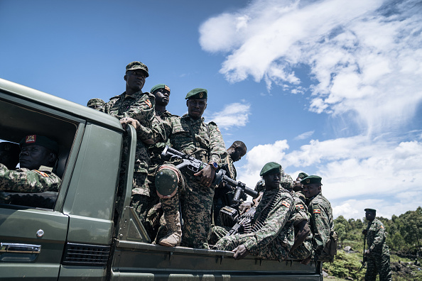 Des soldats ougandais de la Force régionale de la Communauté d'Afrique de l'Est (EACRF) patrouillent près de l'une de leurs bases à Bunagana, en République démocratique du Congo, le 19 avril 2023. (Photo GLODY MURHABAZI/AFP via Getty Images)