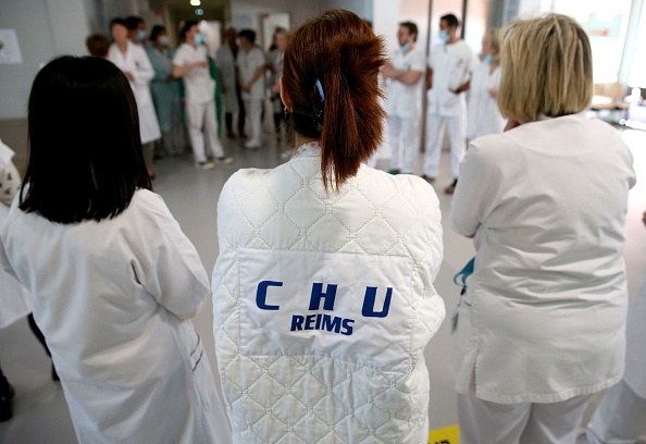 Le personnel paramédical du CHU de Reims en hommage à leur collègue tuée lors d'une agression au couteau à l'hôpital en mai 2023. (Photo FRANCOIS NASCIMBENI/AFP via Getty Images)