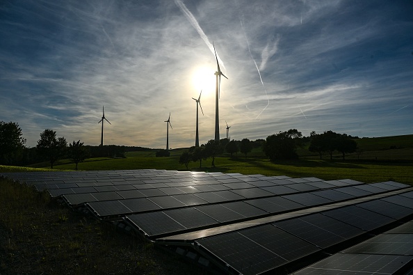 La fabrication des panneaux solaires et des éoliennes demande beaucoup de métaux. (INA FASSBENDER/AFP via Getty Images)