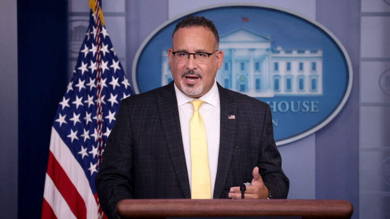 Le ministre de l'Éducation des États-Unis, Miguel Cardona, le 5 août 2021. (Photo: Win McNamee/Getty Images)