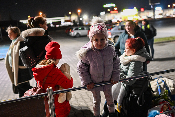 Des Ukrainiens sont dans un centre de réfugiés à Przemysl, en Pologne. (Photo Omar Marques/Getty Images)