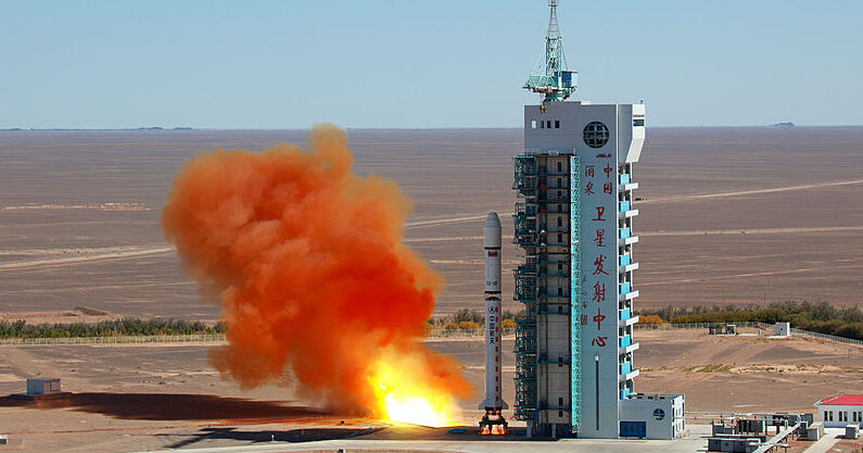 Une fusée chinoise se prépare à décoller pour placer un satellite en orbite. Illustration. (Photo AFP/AFP/GettyImages)
