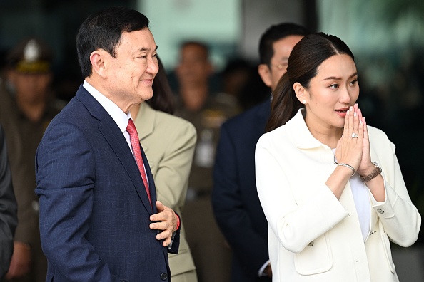 L'ancien Premier ministre thaïlandais Thaksin Shinawatra à côté de sa fille Paetongtarn Shinawatra , le 22 août 2023. (Photo MANAN VATSYAYANA/AFP via Getty Images)