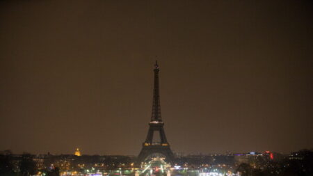 Israël-Gaza: la tour Eiffel aux couleurs israéliennes, rassemblement pro-Israël à Paris
