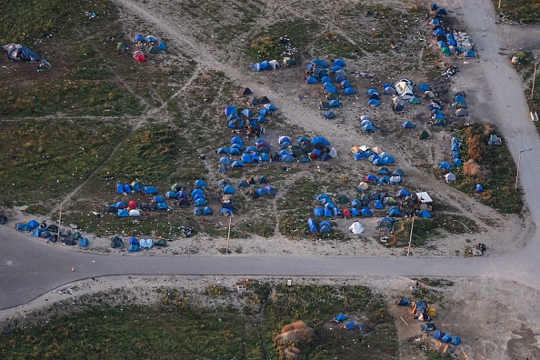 Cette photo montre des tentes de migrants dans un camp à la périphérie de la ville de Calais, le 16 septembre 2023. (Photo SAMEER AL-DOUMY/AFP via Getty Images)