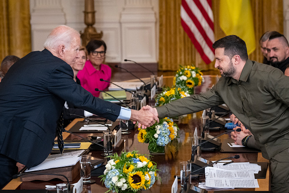 Le président des États-Unis Joe Biden (à g.) serre la main du président de l'Ukraine Volodymyr Zelensky (à dr.) après une réunion à la Maison-Blanche le 21 septembre 2023 à Washington, DC. (Photo Drew Angerer/Getty Images)