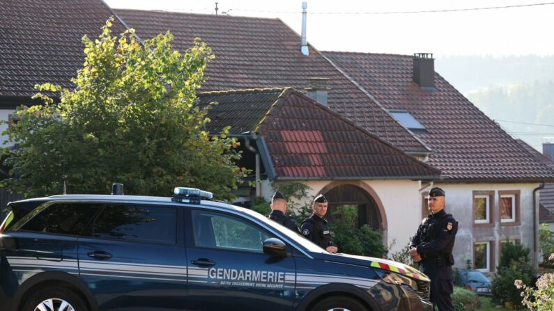Des gendarmes montent la garde près d'une maison pendant les investigations dans le village de Diespach, le 1er octobre 2023, suite à la disparition de Lina. (Photo FREDERICK FLORIN/AFP via Getty Images)