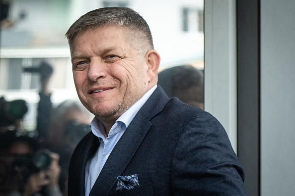 Le président du parti Smer-Démocratie sociale Robert Fico, après les élections législatives anticipées à Bratislava, Slovaquie, le 1er octobre 2023. (Photo VLADIMIR SIMICEK/AFP via Getty Images)