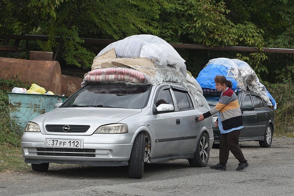 Une femme arménienne réfugiée du Haut-Karabakh attend à côté de sa voiture dans la ville de Vayk le 2 octobre 2023. (Photo KAREN MINASYAN/AFP via Getty Images)