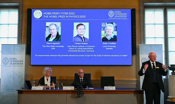 Le Français Pierre Agostini, l'Autrichien Ferenc Krausz et la Franco-Suédoise Anne L'Huillier ont remporté mardi le prix Nobel de physique pour leurs recherches sur les outils d'exploration des électrons à l'intérieur des atomes et des molécules. (Photo JONATHAN NACKSTRAND/AFP via Getty Images)