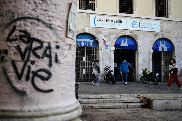 Devant la faculté d'économie d'Aix-Marseille Université à Marseille le 4 octobre 2023. (Photo CHRISTOPHE SIMON/AFP via Getty Images)