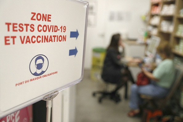 La nouvelle campagne de vaccination contre le Covid-19 a commencé le 2 octobre 2023. (PASCAL POCHARD-CASABIANCA/AFP via Getty Images)