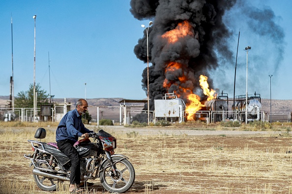 Un incendie dans les installations pétrolières de Zarba à al-Qahtaniyah, en Syrie, près de la frontière turque, le 5 octobre 2023. (Photo DELIL SOULEIMAN/AFP via Getty Images)