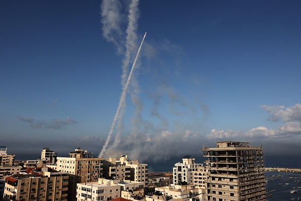Des roquettes sont tirées de la ville de Gaza en direction d'Israël le 7 octobre 2023. (Photo MOHAMMED ABED/AFP via Getty Images)