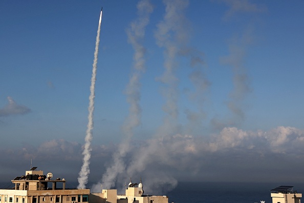 Des roquettes tirées depuis Gaza en direction d'Israël le 7 octobre 2023. (Photo MOHAMMED ABED/AFP via Getty Images)