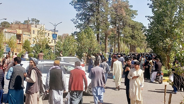 Des personnes se rassemblent dans les rues de Herat, en Afghanistan, le 7 octobre 2023. (Photo AFP via Getty Images)
