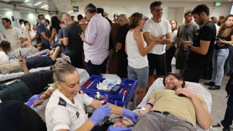 Un citoyen israélien donne son sang dans un hôpital de Tel Aviv le 7 octobre 2023, après un tir de roquettes. (JACK GUEZ/AFP via Getty Images)