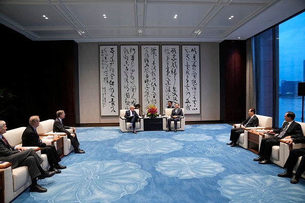 Le chef de la majorité du Sénat américain, Chuck Schumer, rencontre le secrétaire du parti de Shanghai, Chen Jining, à Shanghai, le 7 octobre 2023. (Photo ALY SONG/POOL/AFP via Getty Images)