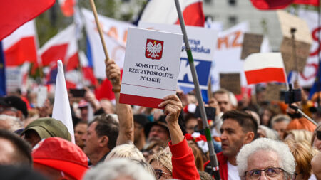 Pologne: l’opposition rassemble des «centaines de milliers» de personnes à Varsovie