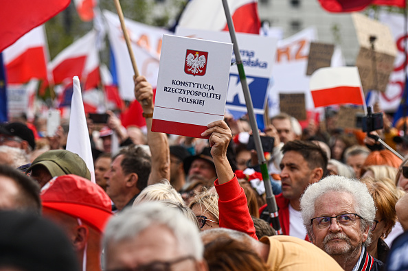 Pologne: l'opposition rassemble des «centaines de milliers» de personnes à Varsovie