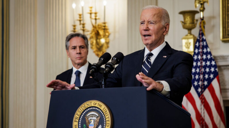 Le président Joe Biden s'exprime sur les attaques terroristes en Israël aux côtés du secrétaire d'État Antony Blinken à la Maison-Blanche, le 7 octobre 2023, à Washington, DC.  (Photo Samuel Corum/Getty Images)