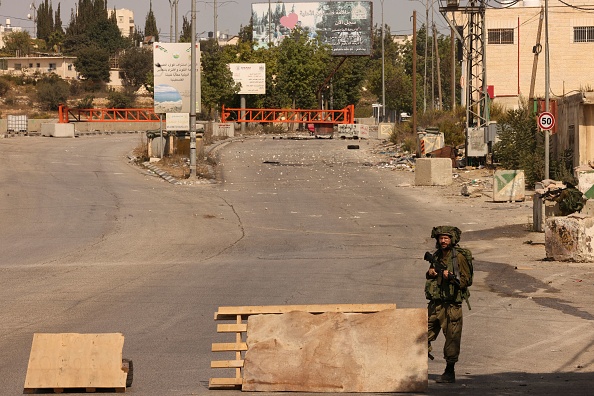 Un soldat israélien monte la garde à un poste de contrôle en Cisjordanie, le 8 octobre 2023. (Photo HAZEM BADER/AFP via Getty Images)