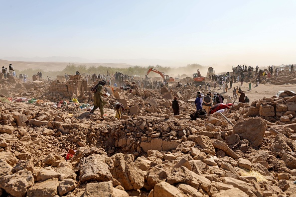 Des habitants afghans cherchent des corps de victimes dans les décombres après les tremblements de terre à Herat, le 8 octobre 2023. (Photo MOHSEN KARIMI/AFP via Getty Images)