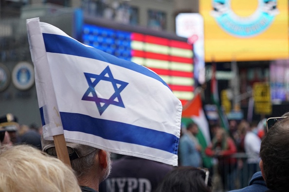 Des partisans d'Israël font face à des manifestants soutenant les Palestiniens à Times Square, à New York, le 8 octobre 2023. (Photo BRYAN R. SMITH/AFP via Getty Images)