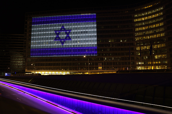 Le drapeau israélien sur le Berlaymont, la Commission européenne, siège à Bruxelles, le 08 octobre 2023. (Photo JOHANNA GERON/AFP via Getty Images)