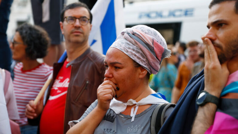 Des membres de la communauté juive se rassemblent pour une veillée en faveur d'Israël à Downing Street, le 9 octobre 2023 à Londres, en Angleterre. (Photo Peter Nicholls/Getty Images)