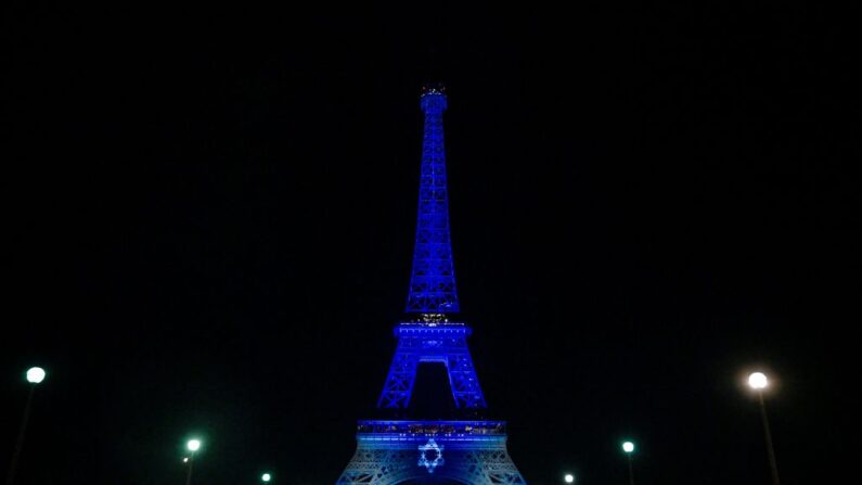 La Tour Eiffel illuminée de l'étoile de David et des couleurs du drapeau national d'Israël, le 9 octobre 2023, en hommage aux victimes des récents attentats du Hamas. (Photo JULIEN DE ROSA/AFP via Getty Images)
