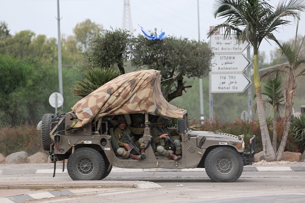 Des soldats israéliens patrouillent sur une route près de la frontière avec Gaza, le 10 octobre 2023. (Photo JACK GUEZ/AFP via Getty Images)