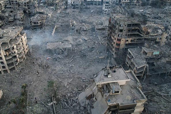 Des bâtiments lourdement endommagés à la suite de frappes aériennes israéliennes dans la ville de Gaza le 10 octobre 2023. (Photo BELAL AL SABBAGH/AFP via Getty Images)
