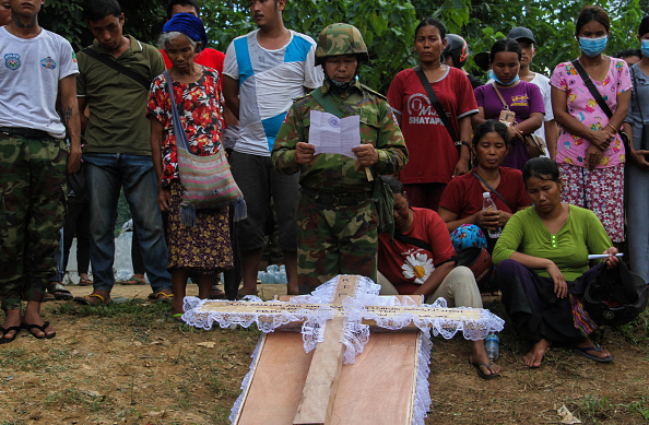 Un soldat de l'Armée de l'Indépendance Kachin (KIA) lors de funérailles collectives pour enterrer les victimes d'une attaque militaire sur un camp de personnes déplacées près de la ville de Laiza, au Myanmar, le 10 octobre 2023. (Photo STR/AFP via Getty Images)