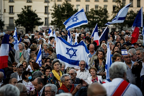 Un rassemblement de solidarité avec Israël sur la place Bellecour à Lyon, le 10 octobre 2023. (Photo JEFF PACHOUD/AFP via Getty Images)