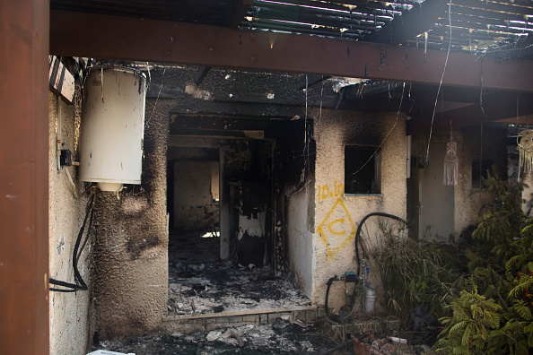 Une maison brûlée après une attaque par des militants palestiniens sur un kibboutz près de la frontière avec Gaza le 10 octobre 2023 à Kfar Aza, Israël.  (Amir Levy/Getty Images)