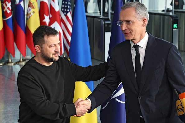 Le président ukrainien Volodymyr Zelensky (à g.) est accueilli par le secrétaire général de l'OTAN Jens Stoltenberg à Bruxelles, le 11 octobre 2023. (Photo SIMON WOHLFAHRT/AFP via Getty Images)