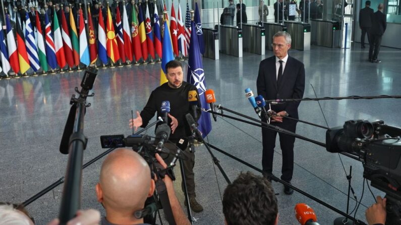 Le Président ukrainien Volodymyr Zelensky fait une déclaration à côté du secrétaire général de l'OTAN Jens Stoltenberg au siège de l'OTAN, à Bruxelles le 11 octobre 2023. « Nous avons besoin du soutien des dirigeants, voila pourquoi je suis là », a-t-il déclaré. (Photo SIMON WOHLFAHRT / AFP) (Photo by SIMON WOHLFAHRT/AFP via Getty Images)