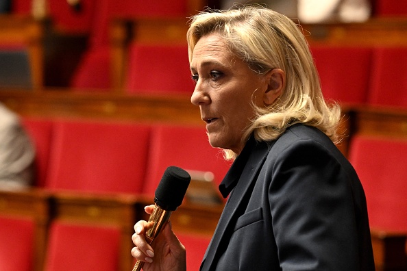 La présidente du Rassemblement national (RN), Marine Le Pen, s'exprime lors d'un débat sur un projet de loi visant à soutenir les femmes souffrant d'endométriose à l'Assemblée nationale française, à Paris, le 12 octobre 2023.  (BERTRAND GUAY/AFP via Getty Images)