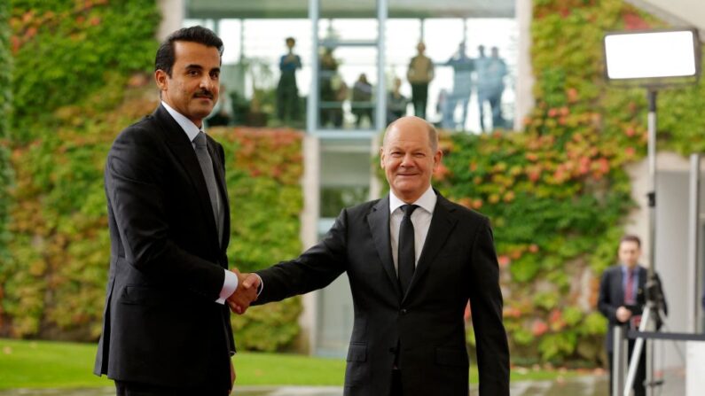Le chancelier allemand Olaf Scholz (à dr.) accueille l'émir qatari Cheikh Tamim bin Hamad Al-Thani à Berlin, le 12 octobre 2023. (Photo ODD ANDERSEN/AFP via Getty Images)