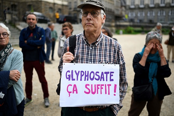 Un rassemblement près de la Maison de l'Europe à Rennes pour protester contre l'autorisation de l'herbicide à base de glyphosate, le 12 octobre 2023. (Photo DAMIEN MEYER/AFP via Getty Images)
