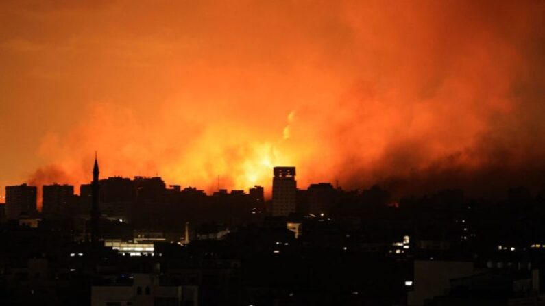 
Une boule de feu dans la ville de Gaza après une attaque aérienne israélienne le 12 octobre 2023. Israël jure de "détruire" le Hamas. (Mahmud Hams / AFP via Getty Images)