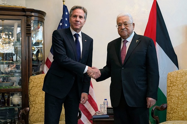 Le secrétaire d'État américain Antony Blinken (à g.) serre la main du président palestinien Mahmoud Abbas lors de leur rencontre à Amman, capitale de la Jordanie, le 13 octobre 2023. (Photo ACQUELYN MARTIN/POOL/AFP via Getty Images)