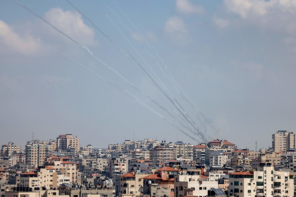 Une salve de roquettes est tirée par des militants du Hamas en direction d'Israël dans la ville de Gaza, le 13 octobre 2023. (Photo MOHAMMED ABED/AFP via Getty Images)