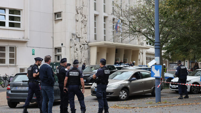 Des policiers français se tiennent devant le lycée Gambetta à Arras, dans le nord-est de la France, le 13 octobre 2023, après qu'un enseignant a été tué et deux autres personnes grièvement blessées lors d'une attaque au couteau. (DENIS CHARLET/AFP via Getty Images)
