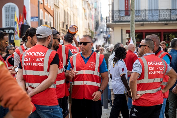 Des dockers portant des gilets syndicaux participent à un rassemblement dans le cadre d'une journée nationale de manifestations à Marseille. (Photo DAVID COSTA/AFP via Getty Images)