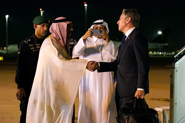 Le secrétaire d'État américain Antony Blinken (à dr.) est accueilli par le vice-ministre saoudien du protocole Abdulmajeed Alsmari à son arrivée à Riyad, le 13 octobre 2023. (Photo JACQUELYN MARTIN/POOL/AFP via Getty Images)