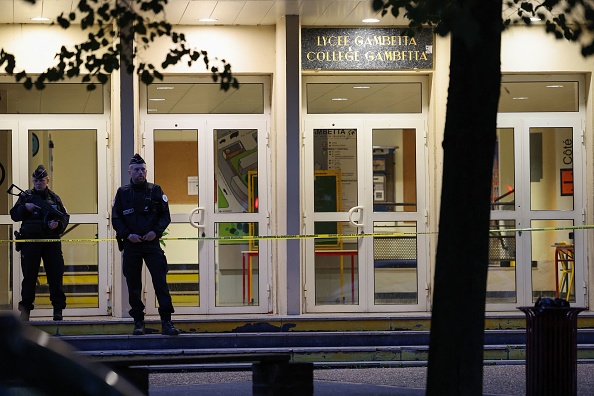 Des policiers français montent la garde à l'entrée du lycée Gambetta à Arras, le 14 octobre 2023, le lendemain du jour où un enseignant a été tué et deux autres personnes grièvement blessées lors d'une attaque au couteau.  (DENIS CHARLET/AFP via Getty Images)